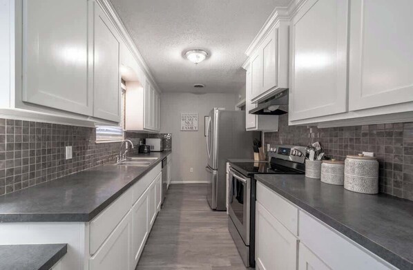 Fridge, microwave, oven, stovetop - Caprock Courtside - 4BR/2BA - Centrally Located (Lubbock)