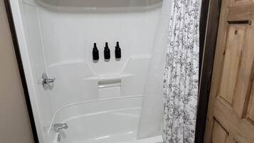 Een haardroger, handdoeken, zeep, shampoo