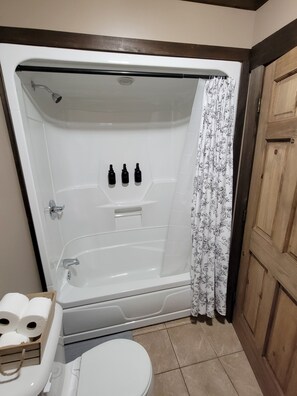 Hair dryer, towels, soap, shampoo - Clean, quite, private, fully furnished apartment! (Reidville)