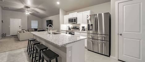 Refrigerador, microondas, horno y parrilla de estufa