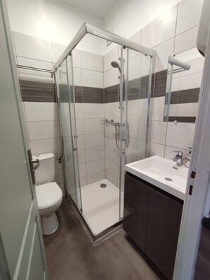 Dutxa, tovalloles i paper higiènic