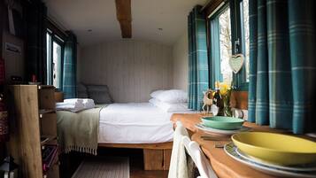 1 bedroom, bed sheets