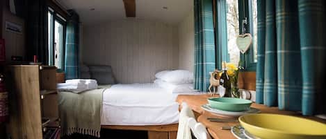 1 bedroom, bed sheets