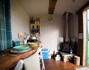 冰箱、炉灶、电热水壶、厨具/餐具