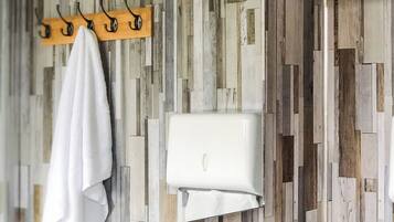 Douche, serviettes fournies, savon, papier toilette