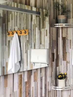 Ducha, toallas, jabón y papel higiénico