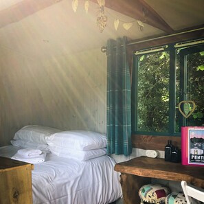 1 bedroom, bed sheets - Shire the Shepherd's Hut - Welcoming Dogs (Penuwch)