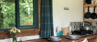 Shire the Shepherd's Hut - Welcoming Dogs