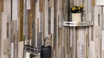 Douche, serviettes fournies, savon, papier toilette