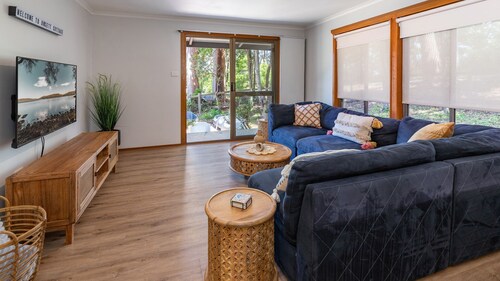 Ansett Cottage set in the serene charm of Smiths Lake