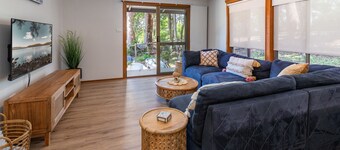 Ansett Cottage set in the serene charm of Smiths Lake