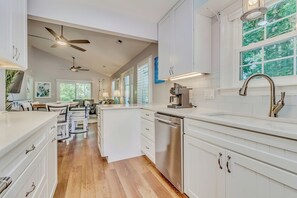 Fridge, microwave, oven, stovetop - Raised Beach house/Golf Cart/Hot tub/Arcade/BAR/Pool table (Myrtle Beach)