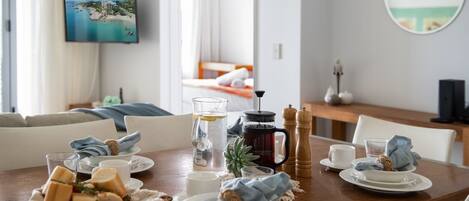 2 bedrooms, iron/ironing board, WiFi