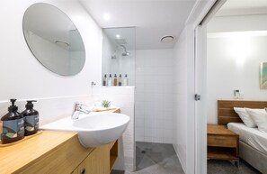 Douche, baignoire à jets, sèche-cheveux, papier toilette