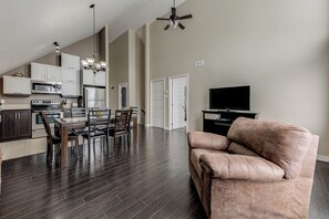 Televisión, chimenea, reproductor de DVD y estéreo 