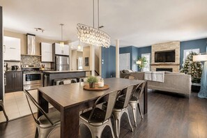 Interior - Spa and River View | Le Haut-Perche (Petite-Rivière-Saint-François)