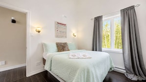 2 bedrooms, iron/ironing board, internet, bed sheets - Spa and River View | Le Haut-Perche (Petite-Rivière-Saint-François)