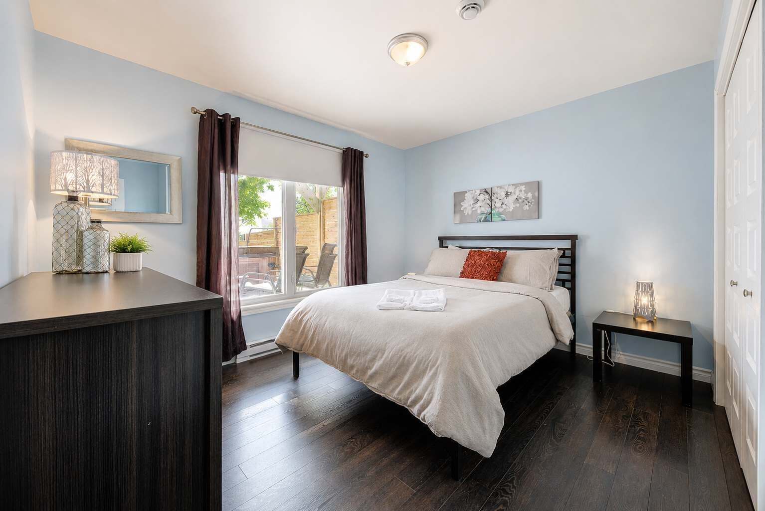 2 bedrooms, iron/ironing board, internet, bed sheets