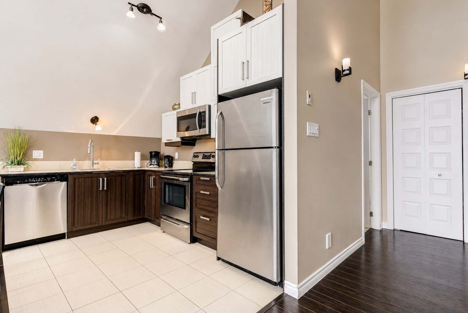 Coffee/tea maker, fridge, microwave, oven