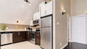 Coffee/tea maker, fridge, microwave, oven - Spa and River View | Le Haut-Perche (Petite-Rivière-Saint-François)