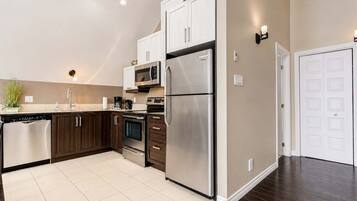 Coffee/tea maker, fridge, microwave, oven