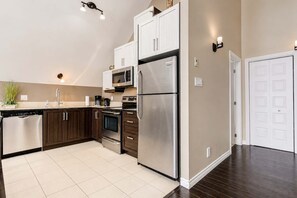 Coffee/tea maker, fridge, microwave, oven - Spa and River View | Le Haut-Perche (Petite-Rivière-Saint-François)