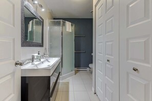 Shower, hair dryer, towels - Spa & River View | Le Huppe (Petite-Rivière-Saint-François)