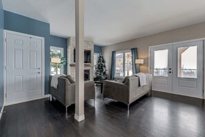 TV, stereo - Spa & River View | Le Huppe (Petite-Rivière-Saint-François)