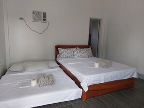 Escritorio y espacio para trabajar con laptop 