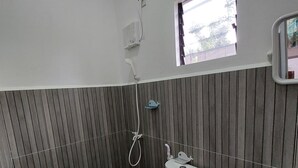 A bathroom with a toilet, a shower, and a sink. - LAWAK BAKASYUNAN (Moalboal)
