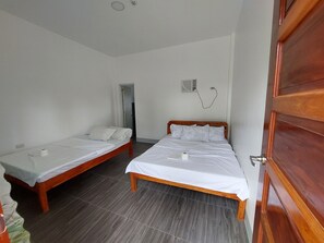 Escritorio y espacio para trabajar con laptop 