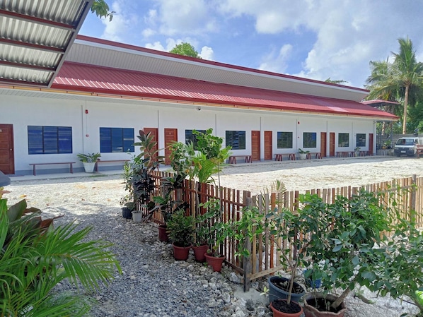 Vista frontal de la propiedad
