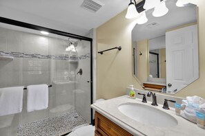 Dusche, Haartrockner, Handtücher