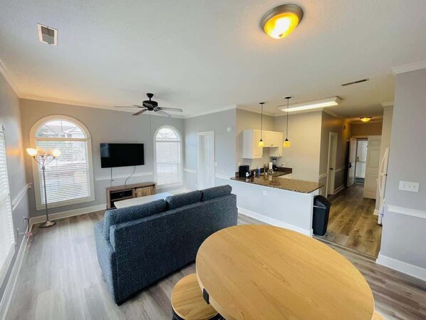 TV - Warm and Cozy 1BR condo at at MyrtleWoods (Myrtle Beach)