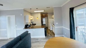 Ein modernes Apartment mit Küche, Essbereich und Wohnzimmer.