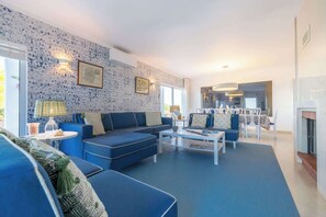 TV - Villa Alice - Ocean views, Pool, Tennis court (Ferragudo)