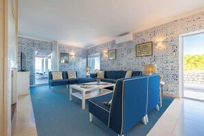 TV - Villa Alice - Ocean views, Pool, Tennis court (Ferragudo)