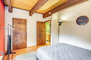 3 多间卧室、笔记本电脑工作区、床单