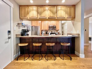 Een koelkast, een magnetron, een oven, een kookplaat