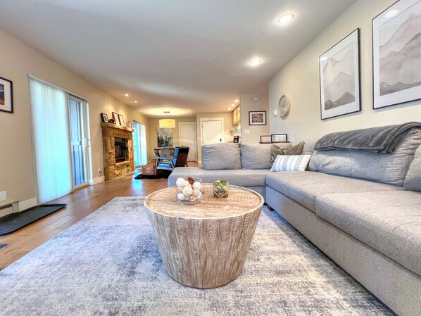 Een televisie en een open haard