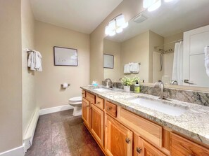 Hair dryer, towels, toilet paper - Spacious 2 Bdrm, Short walk to lifts! Perfect for a Family! (Mount Crested Butte)