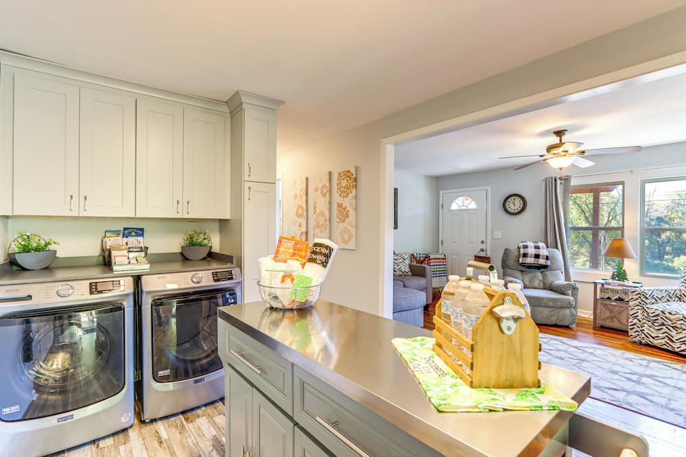 < 1 Mi to Dtwn: Pet-friendly Cabin in Murphy! - Valleytown, NC
