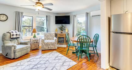 < 1 Mi to Dtwn: Pet-friendly Cabin in Murphy!