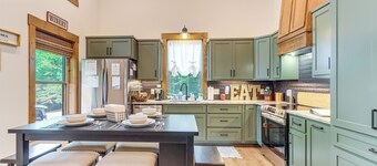 Ellijay Resort Home w/ Hot Tub & Fire Pit!