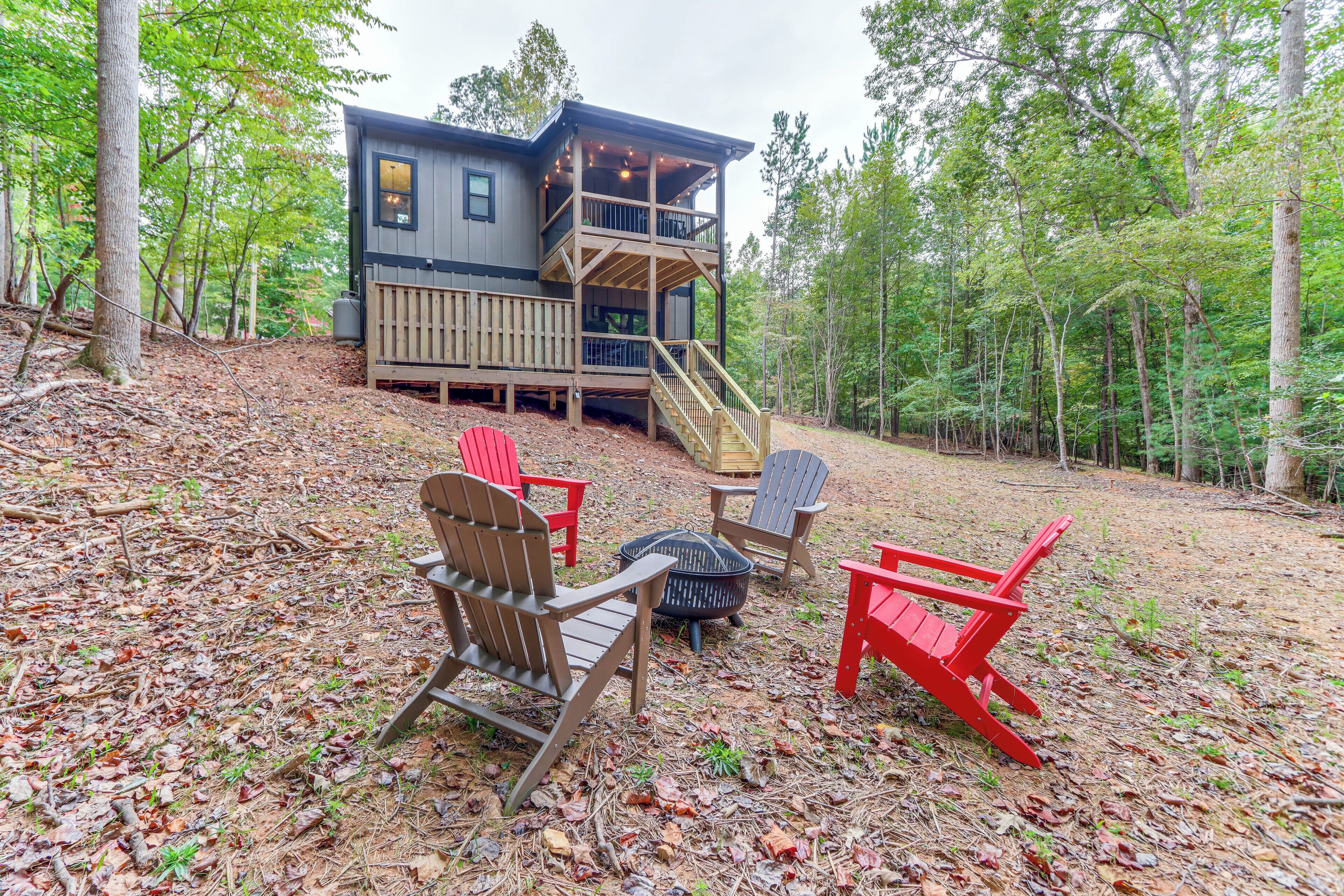 A cabin with a deck and outdoor seating area.