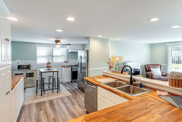 House (4 Bedrooms) | Interior - Small-town Charm & Local Dining: Home in Burgaw! (Burgaw)