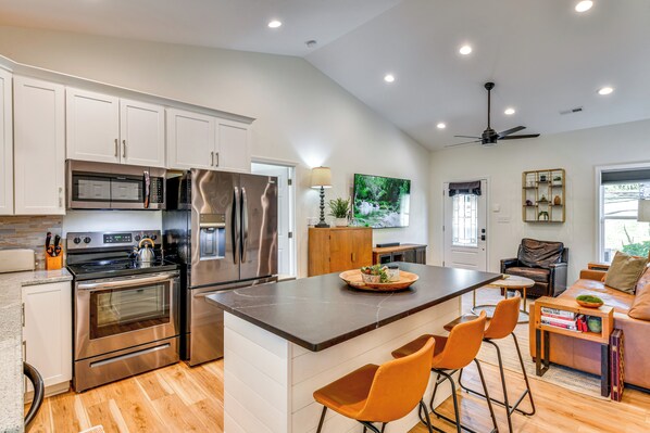 House (3 Bedrooms) | Interior - Waterfront Lake Hickory Retreat w/ Private Dock! (Hickory)