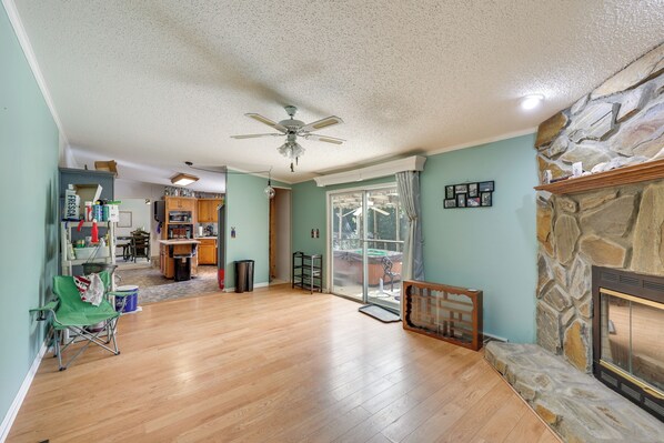 Interior - Spring Hope Getaway: Fish, Hike, Relax! (Spring Hope)