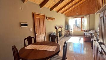 Standard-Ferienhütte | Wohnbereich | Flachbildfernseher, Kamin