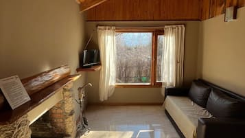 標準小屋, 部分湖景 | 起居區 | 平面電視、壁爐